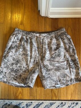 lululemon athletica Men's Athletic Shorts in Grey and tan  Marble